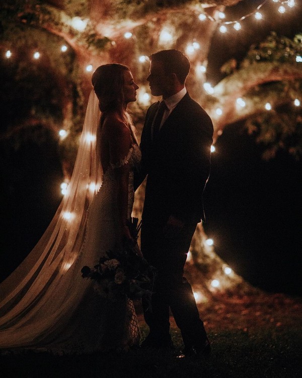 Romantic night wedding photo ideas with light