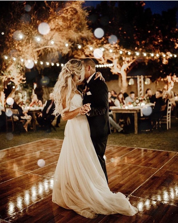 Romantic night wedding photo ideas with light