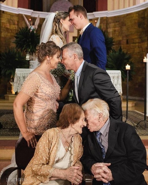 Wedding photo ideas- with your mom and grandma 4