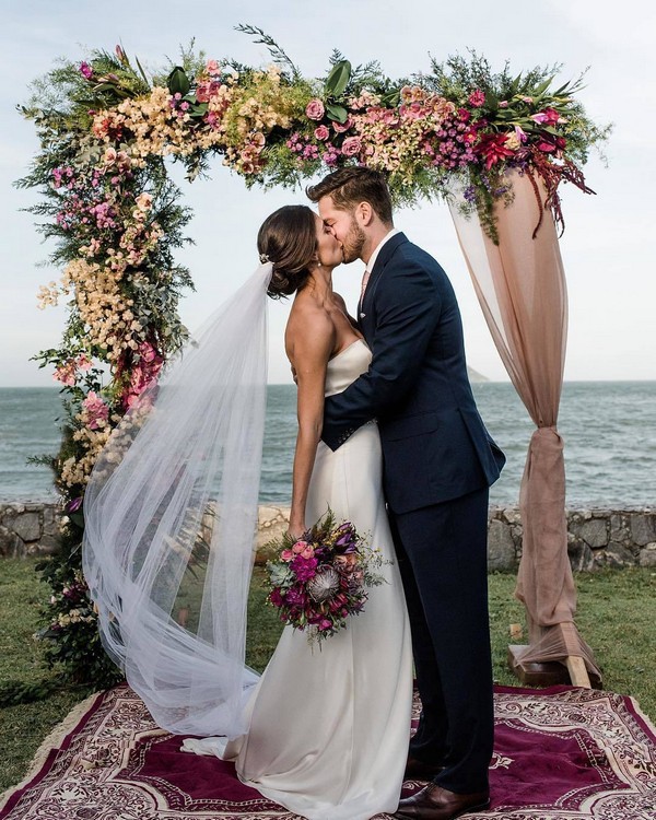 Romantic Wedding Photo Ideas with Your Bridal Veil 