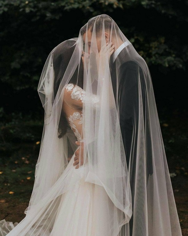 Romantic Wedding Photo Ideas with Your Bridal Veil 