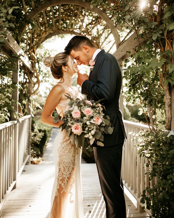 Romantic Nose Kiss Eskimo Kiss Wedding Photography Ideas