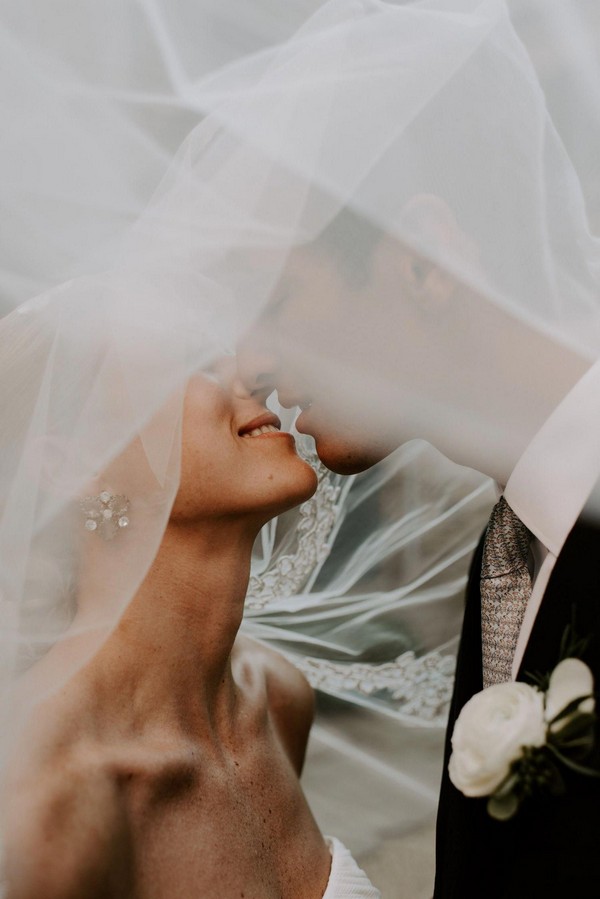 Romantic Nose Kiss Eskimo Kiss Wedding Photography Ideas 3