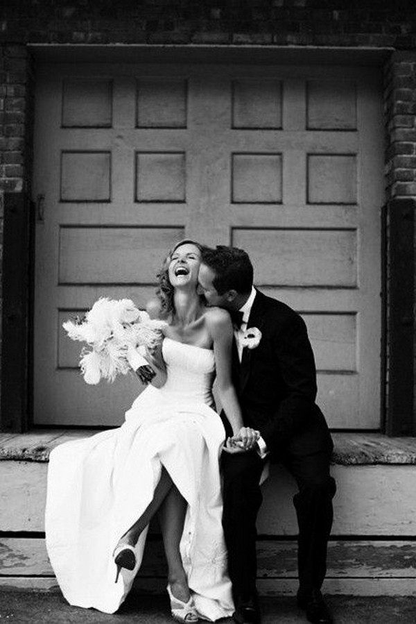 20 Romantic Shoulder Kiss Wedding Photography Pose Ideas | My Deer Flowers