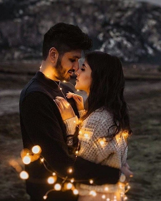 Night Engagement Photos with Lights #engagement #photos #engagementphotos