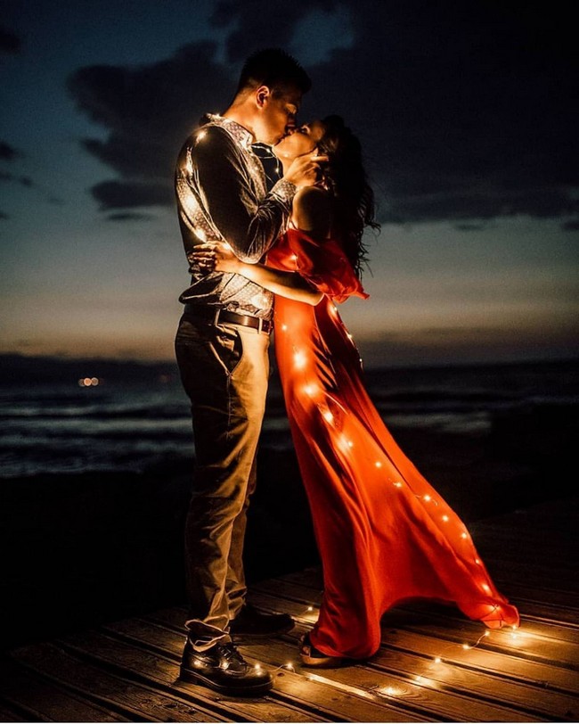 Night Engagement Photos with Lights #engagement #photos #engagementphotos