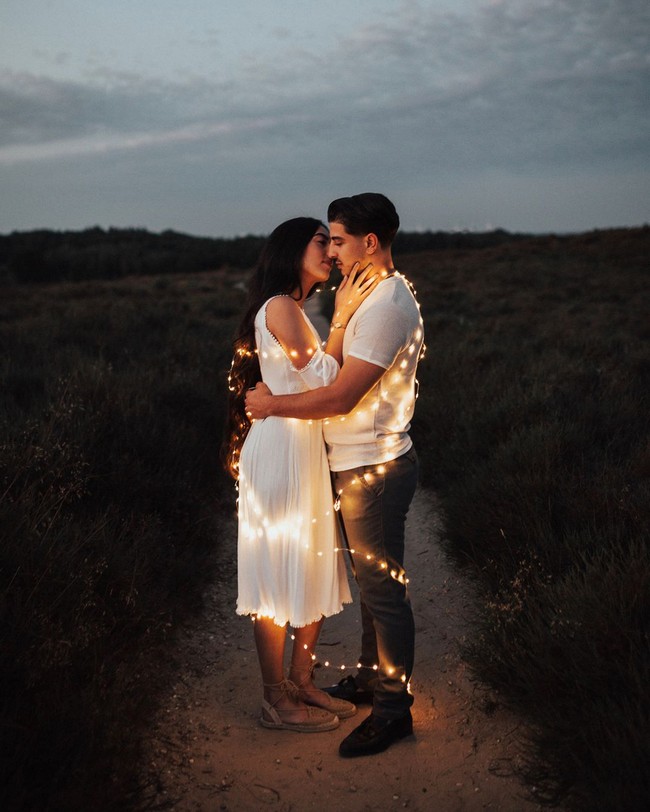 Night Engagement Photos with Lights #engagement #photos #engagementphotos