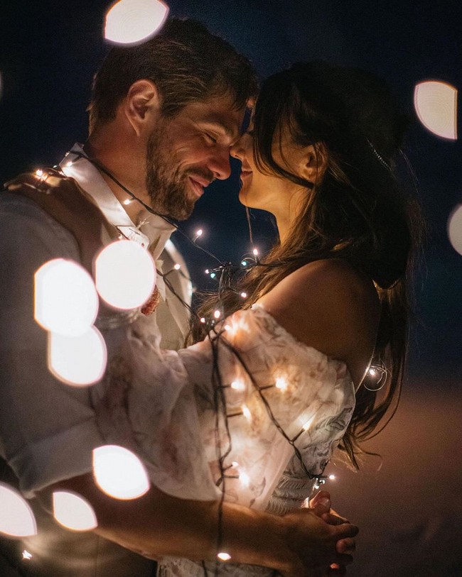 Night Engagement Photos with Lights #engagement #photos #engagementphotos