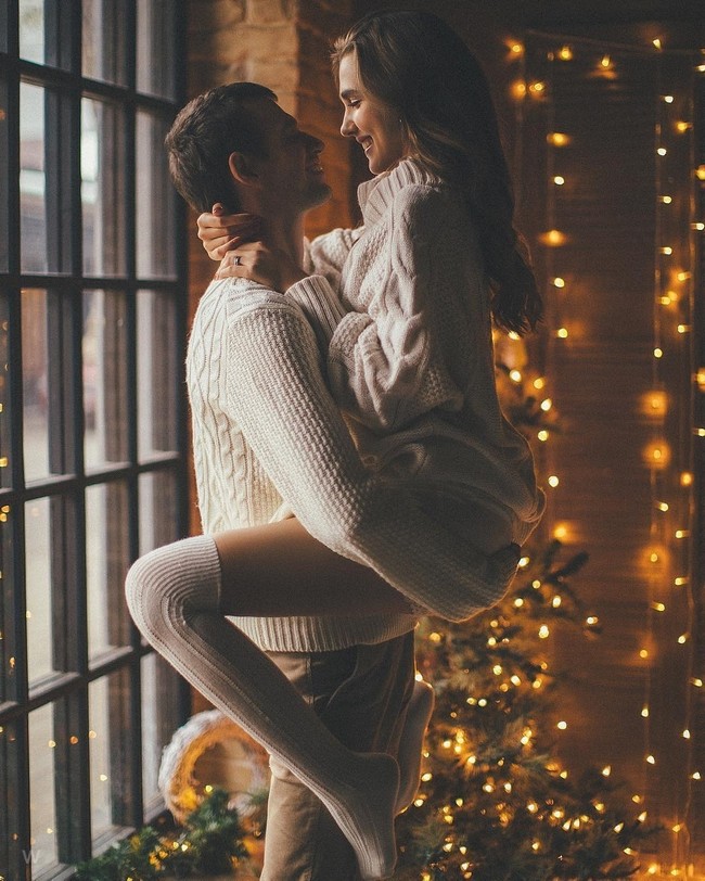 Night Engagement Photos with Lights #engagement #photos #engagementphotos